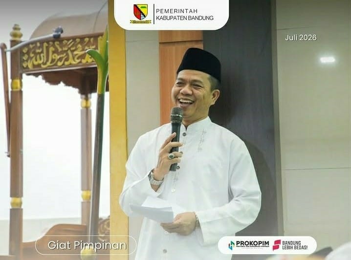 Bupati Bandung Dadang Supriatna memberikan sambutan saat kegiatan Jumat Keliling di Masjid Syamsuddhuha, Desa Pamekaran, Kecamatan Soreang. (Sumber: @prokopimkabbandung)