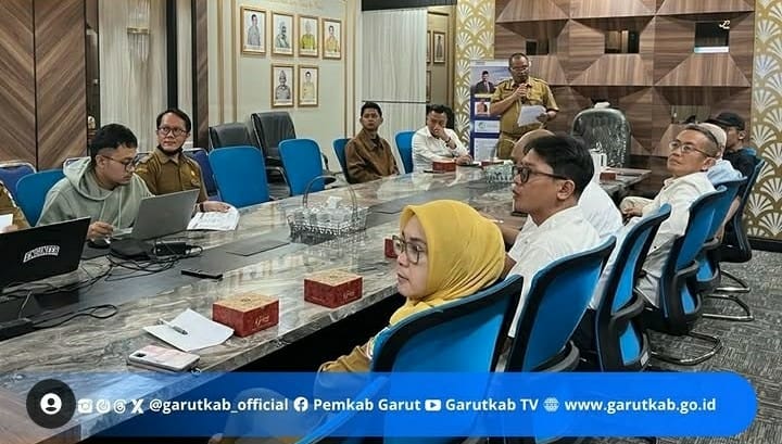 Kepala Disperkim Garut Rika Agustiana memaparkan rancangan perubahan Perbup tentang pengelolaan PSU perumahan dalam sosialisasi dan FGD di Kantor Disperkim Garut. (Sumber: @mediacenter.garut)