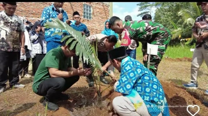 Bupati Tasikmalaya Cecep Nurul Yakin menanam pohon aren bersama masyarakat di Desa Toblongan, Kecamatan Bojongasih, Sabtu (11/7/2026). (Foto: Tangkapan Layar Video @prokompimkabtasik)