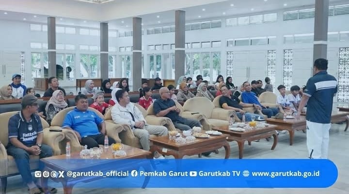 Bupati Garut Abdusy Syakur Amin menghadiri nobar final Hydroplus U-18 Putri di Pendopo Garut. (Sumber: @mediacenter.garut)