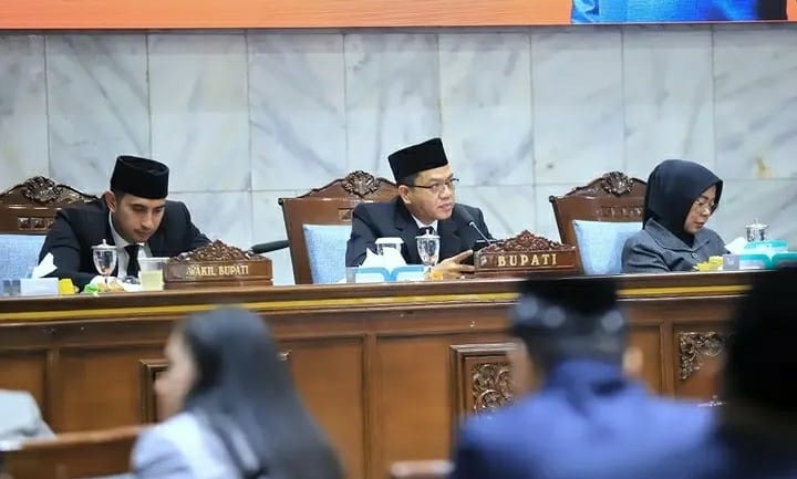 Rapat Paripurna DPRD Kabupaten Bandung membahas persetujuan dua Raperda strategis Tahun 2026. (Sumber: @prokopimkabbandung)