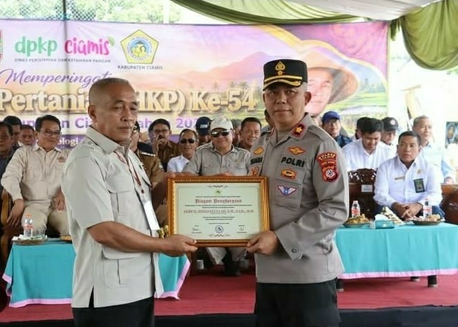 Wakapolres Ciamis menerima penghargaan mewakili Kapolres pada pembukaan Hari Krida Pertanian ke-54 Kabupaten Ciamis di Lapangan Desa Sumberjaya. (Sumber: @polresciamis)