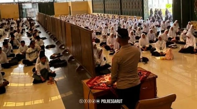 Aiptu Umar Taufik memberikan materi pembinaan kepada santri baru dalam kegiatan MOSBA di Pondok Pesantren Al-Qur'an Qiroatussab'ah Kabupaten Garut. (Sumber: @Polres Garut)