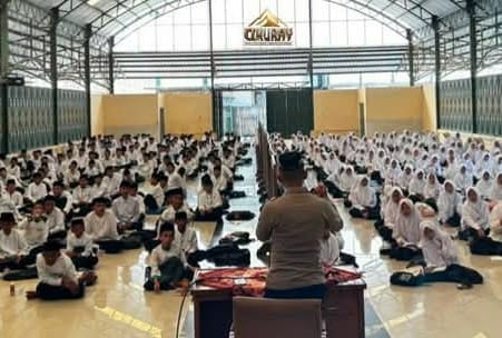 Sat Binmas Polres Garut Berikan Pembinaan kepada Santri Baru