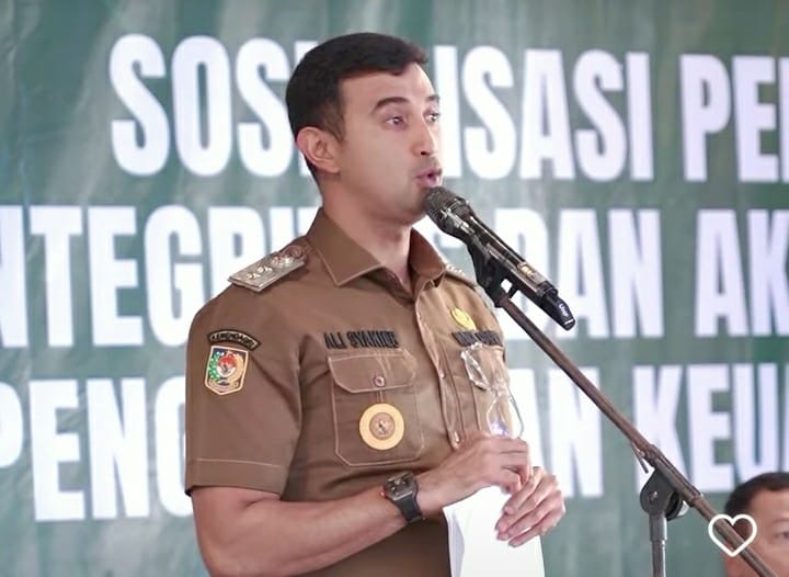 Wakil Bupati Bandung Ali Syakieb memberikan sambutan pada Sosialisasi Penguatan Integritas dan Akuntabilitas Pengelolaan Keuangan Desa di Ciwidey Valley Resort, Kabupaten Bandung. (Foto: Tangkapan Layar @prokopimkabbandung)