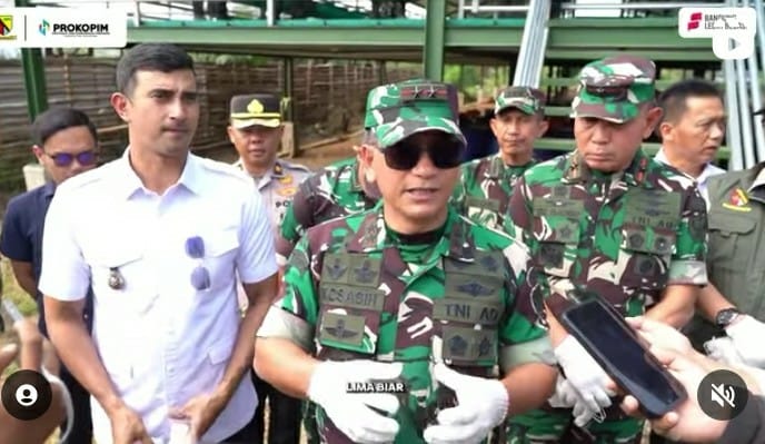 Wakil Bupati Bandung Ali Syakieb mendampingi Pangdam III/Siliwangi Mayjen TNI Kosasih saat panen perdana Program Cikabayam di Gudmurah III Banjaran Kabupaten Bandung. (Sumber: Video @prokopimkabbandung)