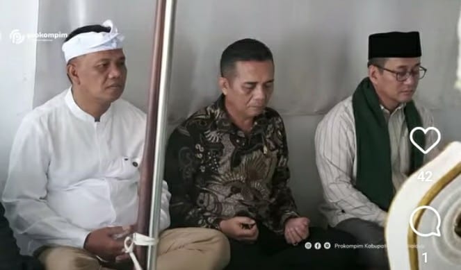 Bupati Tasikmalaya Cecep Nurul Yakin dan Wakil Bupati Asep Sopari Al Ayubi bersama Ketua DPRD Kabupaten Tasikmalaya (tengah) berziarah di Kompleks Makam Baganjing, Desa Janggala, Kecamatan Sukaraja, dalam rangka Hari Jadi Kabupaten Tasikmalaya ke-394. (Foto: Tangkapan layer @prokompimkabtasik)