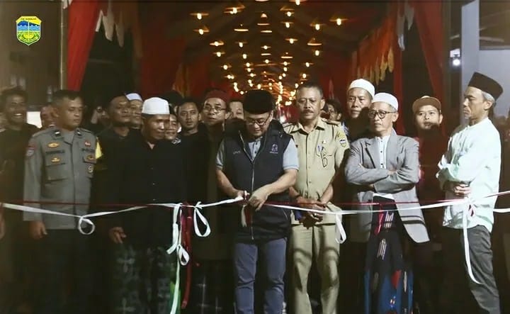 Bupati Tasikmalaya Cecep Nurul Yakin meresmikan Gapura Milangkala Kabupaten Tasikmalaya ke-394 di Kampung Cibahong, Kecamatan Sukarame, disaksikan masyarakat dan pelaku UMKM. (Sumber: @pemkabtasik)