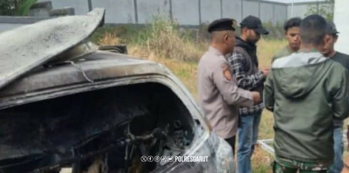 Petugas Polsek Samarang melakukan olah TKP kebakaran mobil Daihatsu Ayla di area SPBU Jati, Kecamatan Samarang, Kabupaten Garut. (Sumber: Polres Garut)