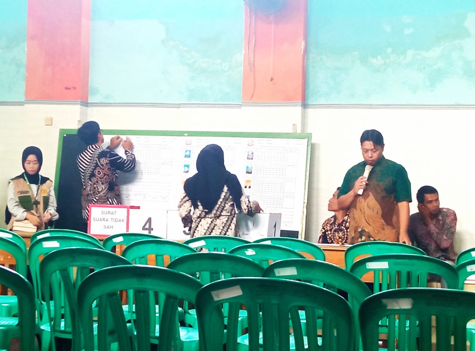 Panitia membacakan hasil penetapan calon anggota BPD Desa Calingcing periode 2027-2035 di GOR Desa Calingcing, Kecamatan Sukahening, Kabupaten Tasikmalaya.