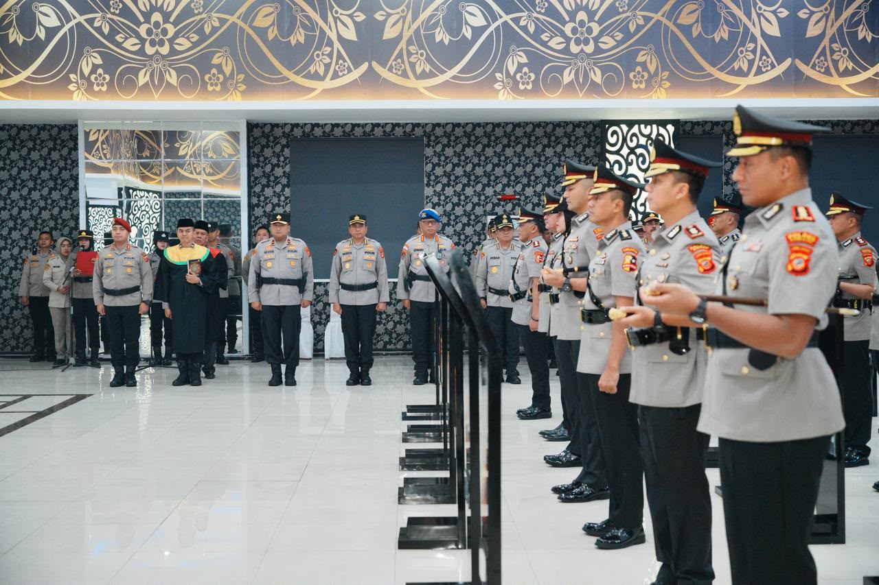 Kapolda Jawa Barat Irjen Pol Pipit Rismanto memimpin upacara serah terima jabatan Kapolres Tasikmalaya Kota di Aula Ditlantas Polda Jabar. (Sumber: Humas Polres Tasikmalaya Kota)