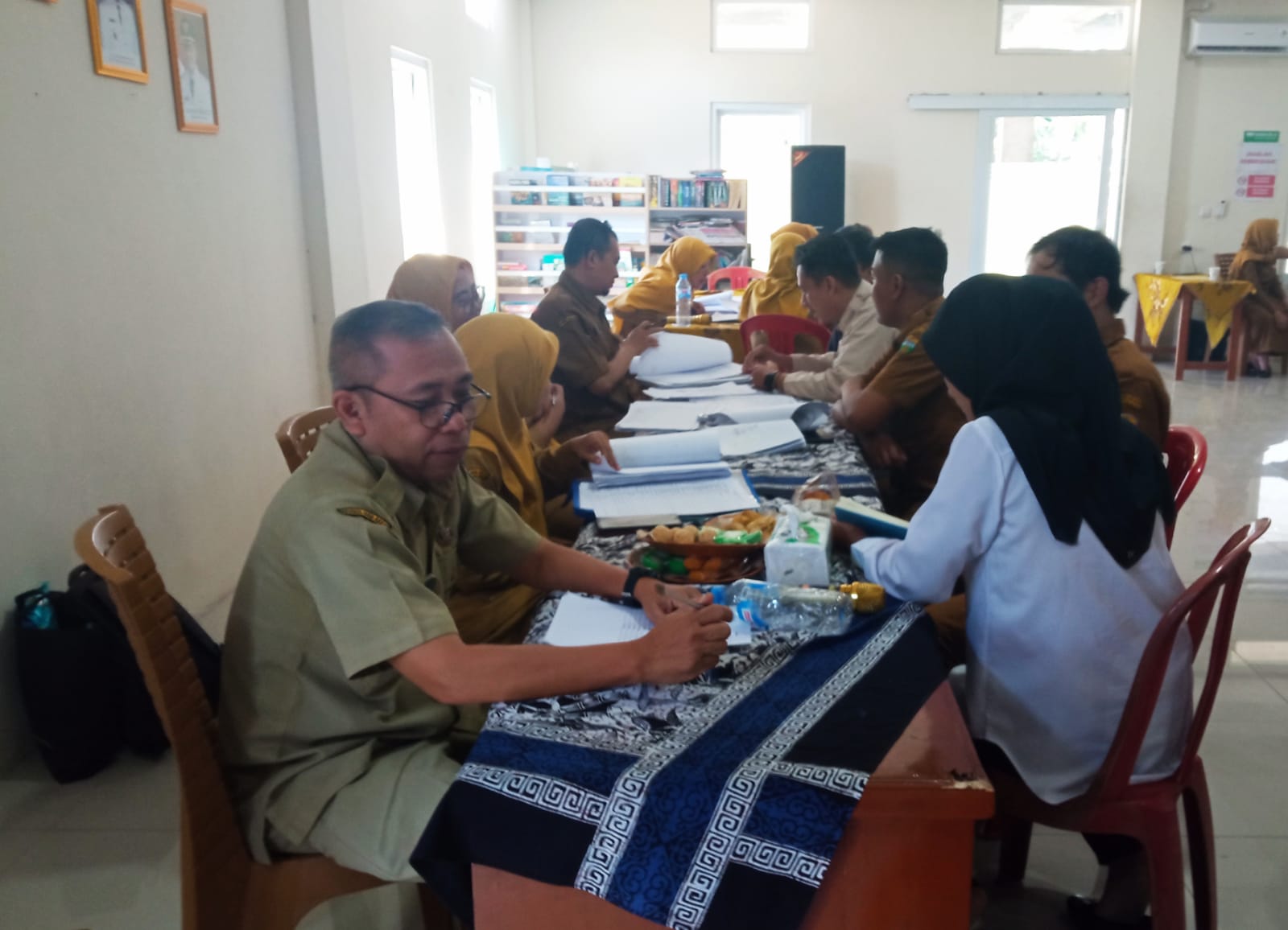 Perangkat Desa Calingcing Ikuti Monev LPJ ADD 2025