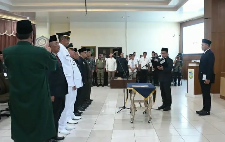 Bupati Tasikmalaya Cecep Nurul Yakin mengambil sumpah dan melantik Pejabat Pimpinan Tinggi Pratama, Pejabat Administrator, Pejabat Pengawas, dan Pejabat Fungsional di lingkungan Pemerintah Kabupaten Tasikmalaya. (Sumber : Dishubkominfo Kab. Tasikmalaya)