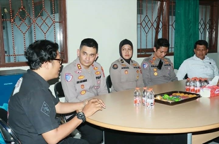 Kapolres Ciamis AKBP Eko Iskandar bersilaturahmi dengan pengurus PWI Kabupaten Ciamis. (Sumber : Akun Resmi Polres Ciamis)