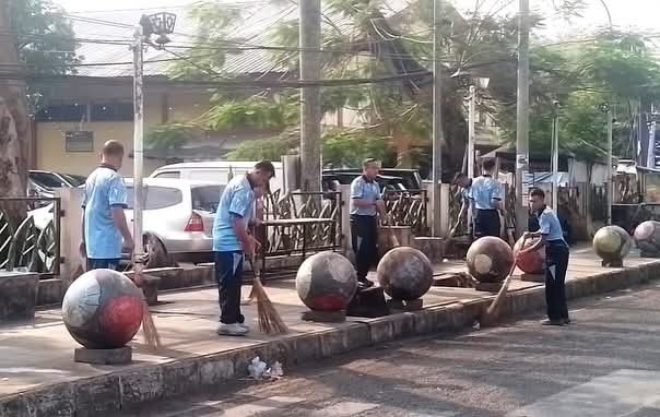 Personel Lanud Wiriadinata mengikuti Gerakan Indonesia ASRI di Kompleks Dadaha Tasikmalaya. (Sumber : Akun Resmi Lanud Wiriadinata)