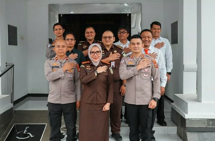 Kapolres Ciamis AKBP Eko Iskandar bersilaturahmi dengan Kepala Kejaksaan Negeri Ciamis. (Sumber : Akun Resmi Polres Ciamis)