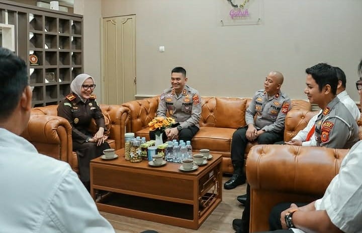 Kapolres Ciamis AKBP Eko Iskandar bersilaturahmi dengan Kepala Kejaksaan Negeri Ciamis. (Sumber : Akun Resmi Polres Ciamis)