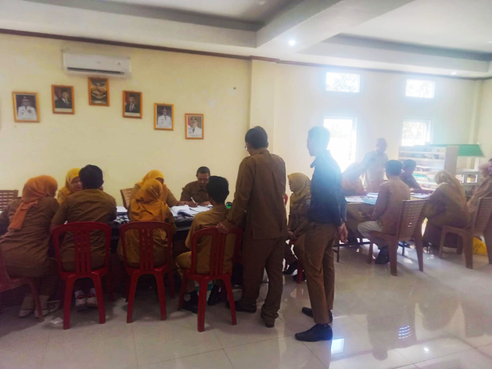 Sekdes Banyuresmi mengikuti Monev LPJ ADD 2025 di Aula Desa Jatihurip Tasikmalaya