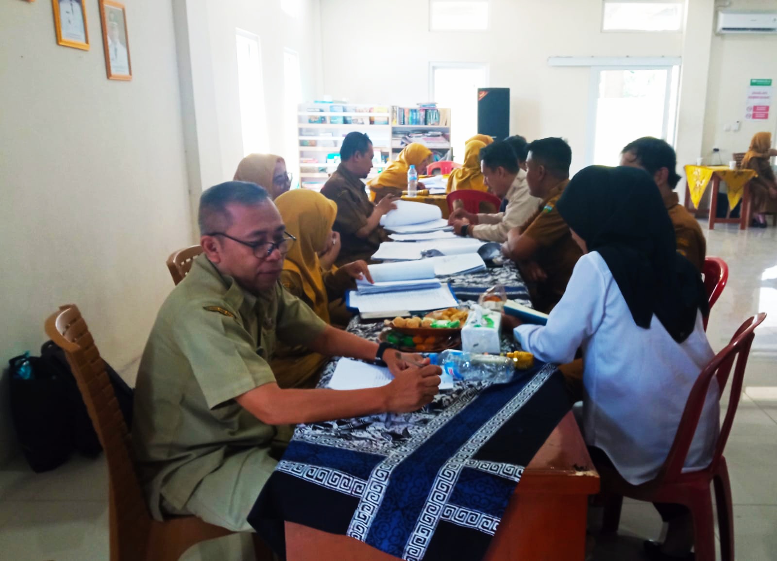 Sekdes Banyuresmi mengikuti Monev LPJ ADD 2025 di Aula Desa Jatihurip Tasikmalaya