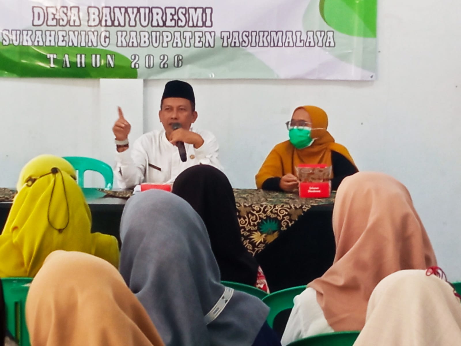 Kepala UPT Puskesmas Sukahening H. Ade Wildan saat menghadiri Rembug Stunting Desa Banyuresmi