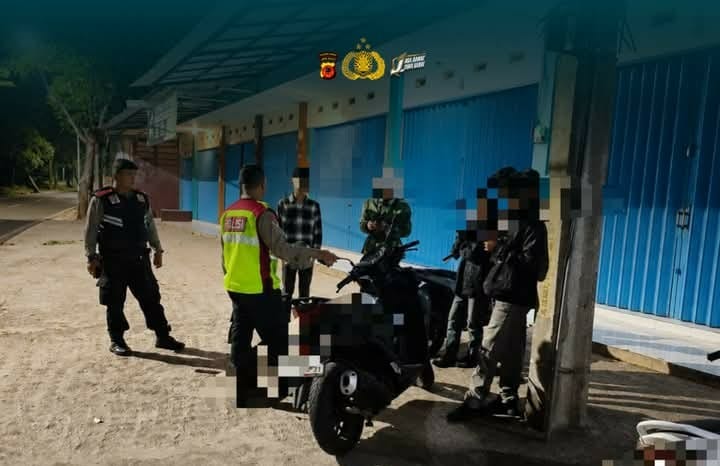 Polsek Wanaraja membubarkan kelompok remaja yang diduga akan melakukan balapan liar di Sawah Lega Garut. (Sumber : Polres Garut)