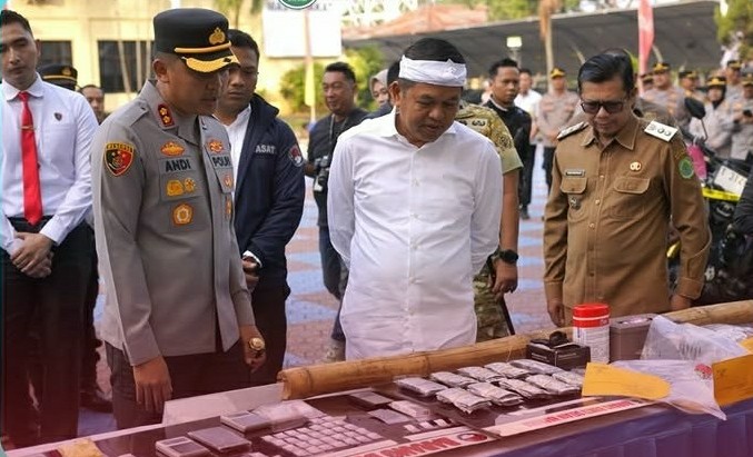Wakil Bupati Subang Kang Akur mendampingi Gubernur Jawa Barat Dedi Mulyadi dalam konferensi pers kasus begal Purwadadi di Polres Subang. (Sumber : @prokompim.subang)