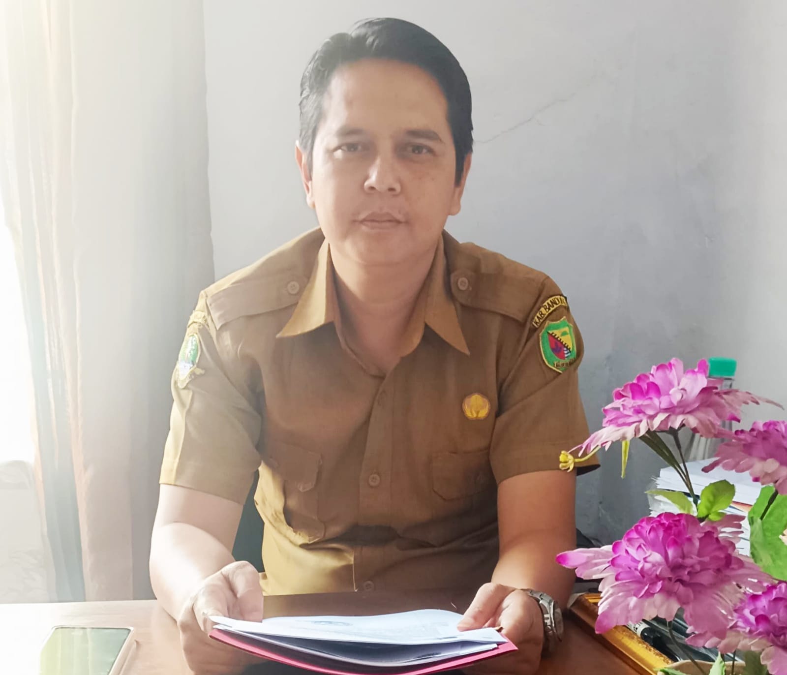 Kepala Desa Rancaekek Kulon Helmi Yuzak menyampaikan klarifikasi pekerjaan lapen aspal RW 13. (Dok. Kepala Desa Rancaekek Kulon, Helmi Yuzak)