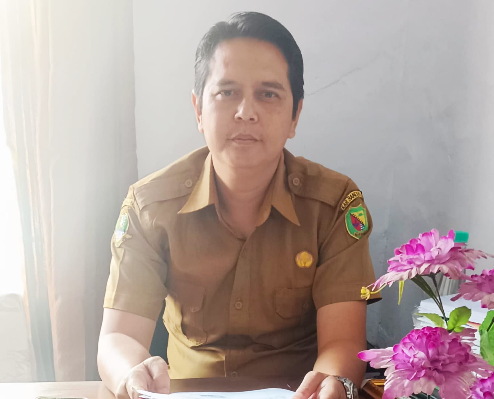 Kepala Desa Rancaekek Kulon Helmi Yuzak menyampaikan klarifikasi pekerjaan lapen aspal RW 13. (Dok. Kepala Desa Rancaekek Kulon, Helmi Yuzak)