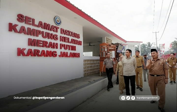 Wamendagri Akhmad Wiyagus meninjau Kampung Nelayan Merah Putih Karangjaladri Pangandaran. (Sumber : @bupatipangandaran)