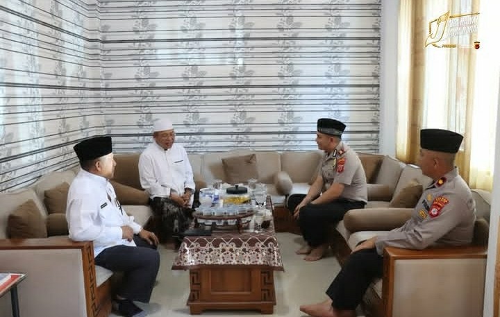 Kapolres Ciamis AKBP Eko Iskandar bersilaturahmi dengan pimpinan Pondok Pesantren Al-Hasan. (Sumber : @polresciamis)