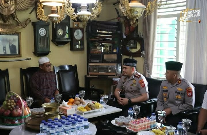 Kapolres Ciamis AKBP Eko Iskandar bersilaturahmi dengan KH Asep Basirun di Ponpes Al-Qur’an Cijantung. (Sumber ; @polresciamis)