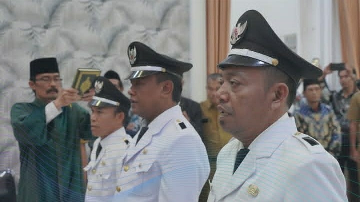 Bupati Garut Abdusy Syakur Amin melantik tiga kepala desa hasil PAW. (Sumber : @mediacenter.garut)