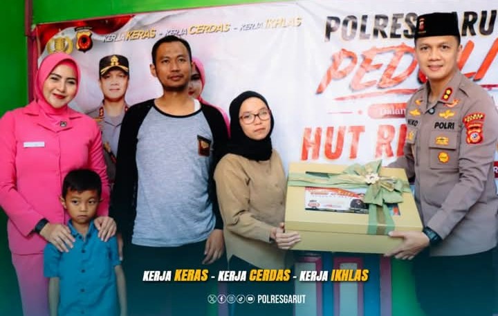 Kapolres Garut Niko N. Adi Putra menyalurkan bantuan sosial kepada warga Cibatu. (Sumber : @polresgarut)