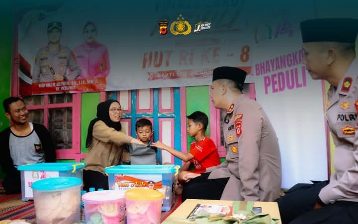 Kapolres Garut AKBP Niko N. Adi Putra bersama Bhayangkari menyerahkan sembako dan perlengkapan sekolah kepada warga Cibatu.