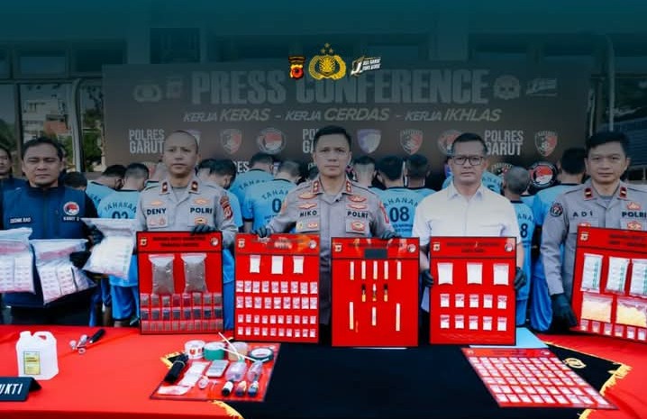 Kapolres Garut AKBP Niko N Adi Putra memimpin konferensi pers pengungkapan kasus narkoba. ((Sumber : @polresgarut)