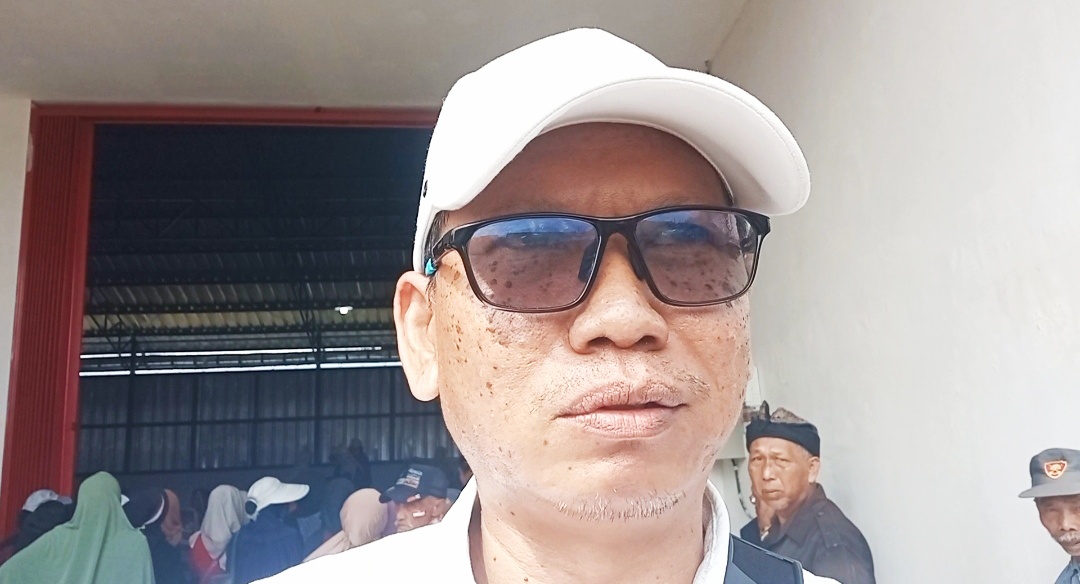 Camat Cisayong Sutaryo saat menghadiri pawai karnaval HUT RI ke-81 di Desa Cileuleus