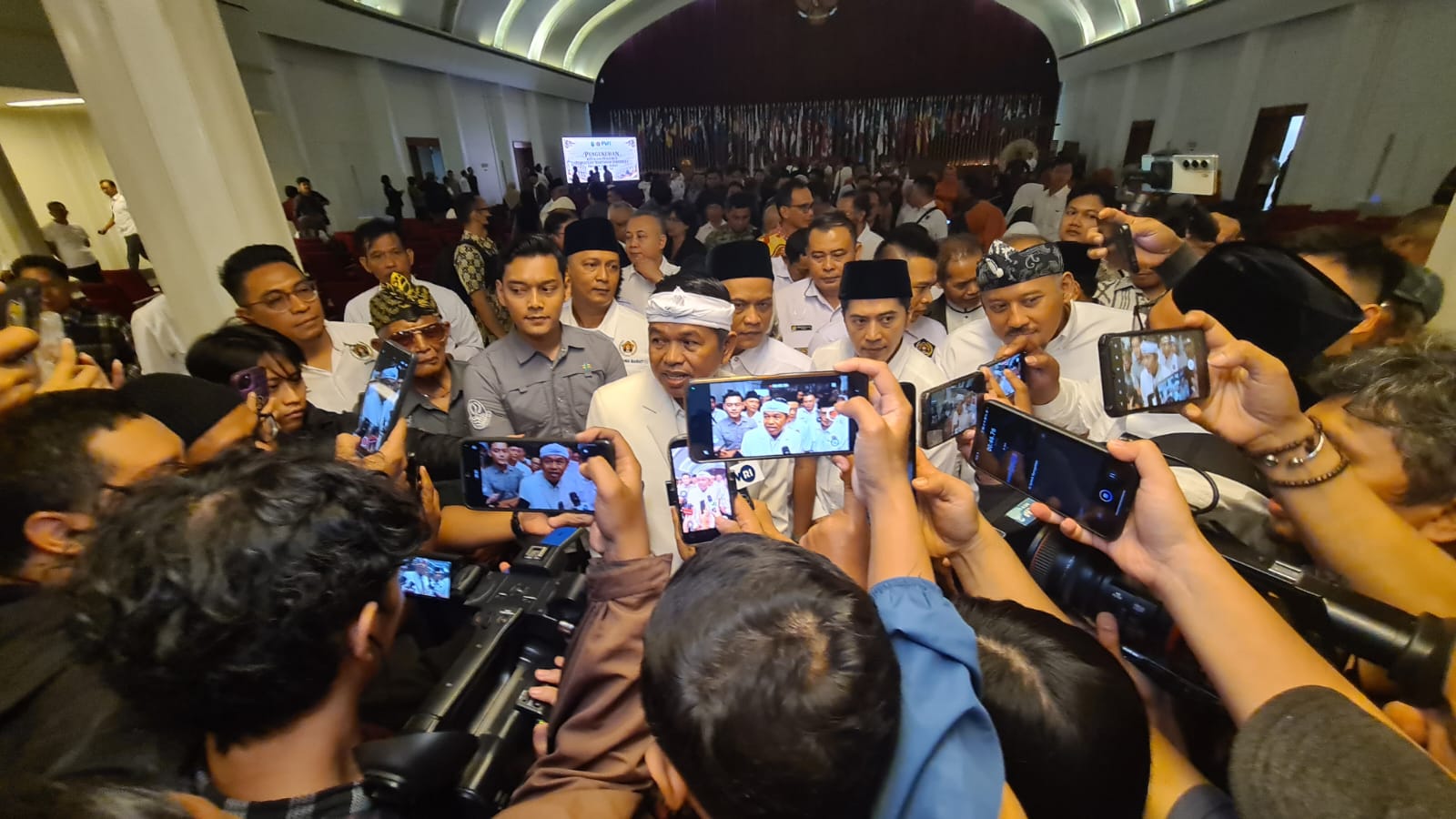 Dedi Mulyadi menghadiri pelantikan Pengurus PWI Jawa Barat periode 2026-2031 di Gedung Merdeka Bandung