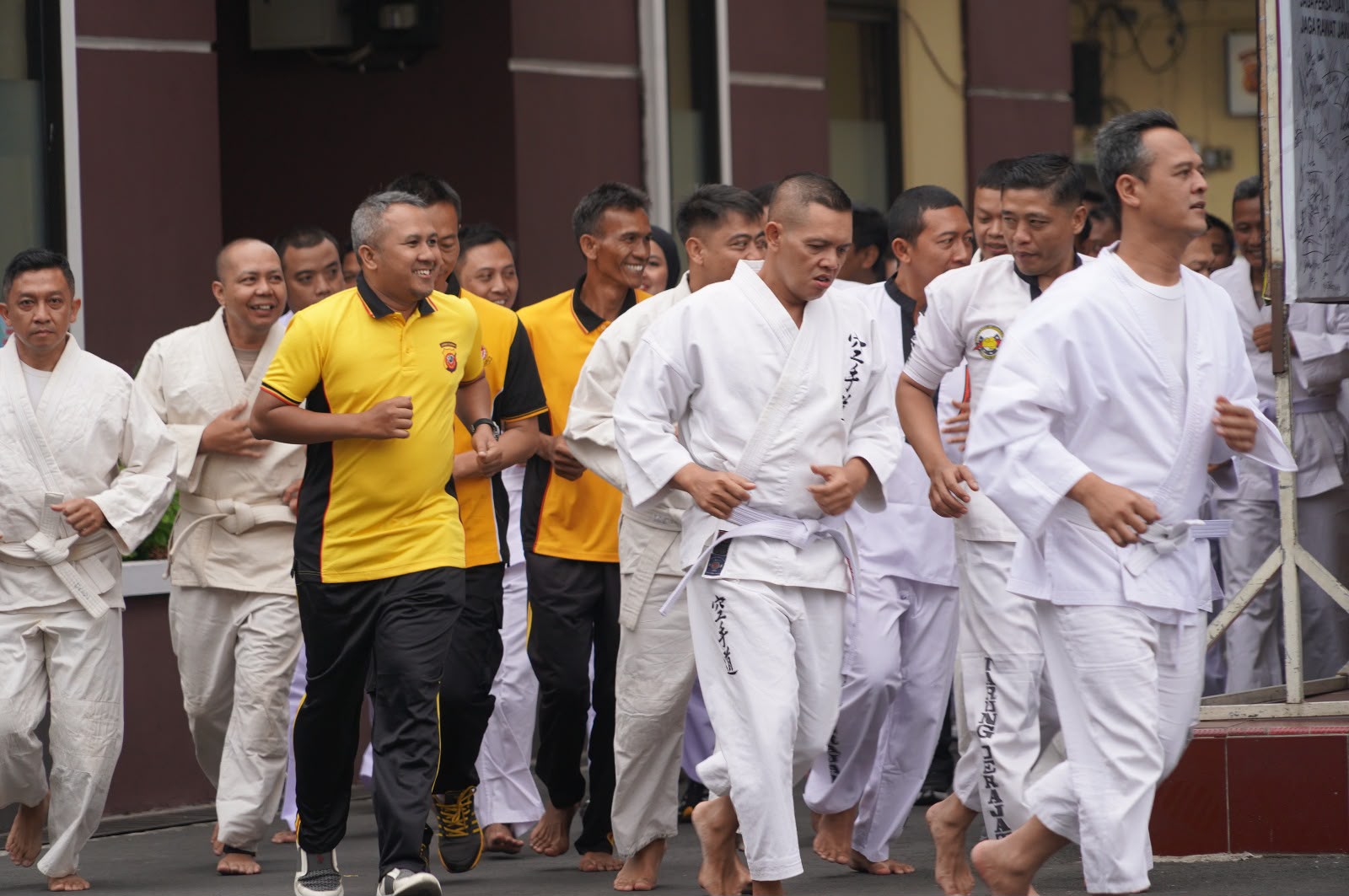 Personel Polres Tasikmalaya Kota mengikuti ujian bela diri Polri berkala