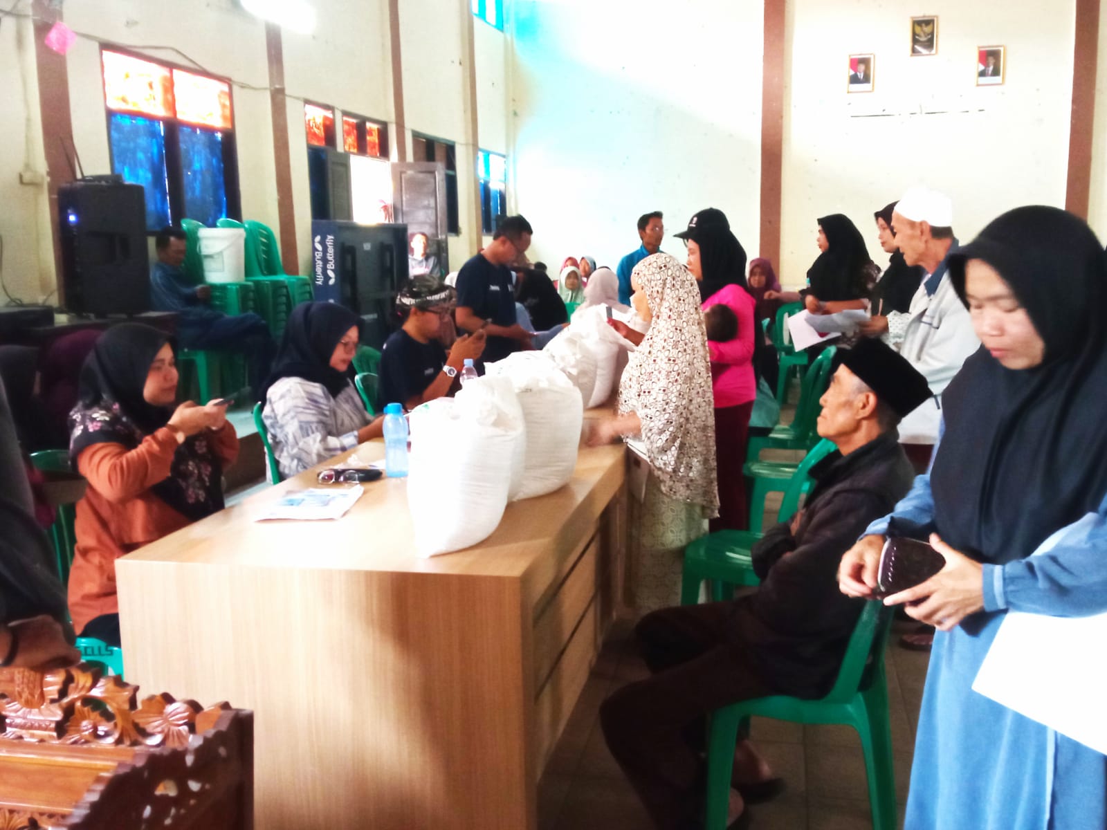Penyaluran bantuan pangan kepada KPM Desa Cileuleus Kecamatan Cisayong
