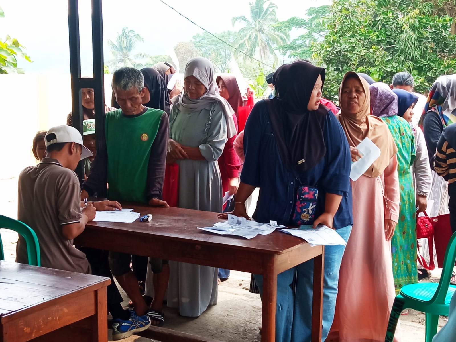 Penyaluran BPNT 30 kg beras kepada 1.112 KPM Desa Banyurasa